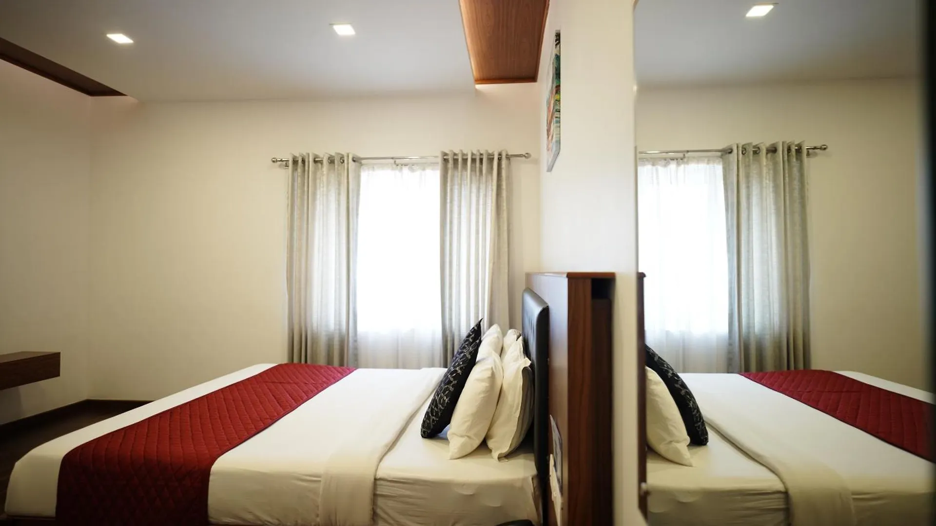 מלון פלקאד Four N Square Residency הודו